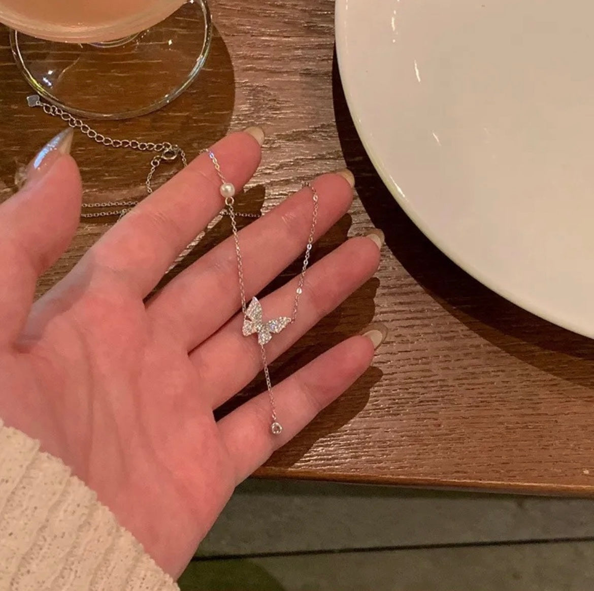 Elegant Butterfly Pendant Necklace – Sparkling Drop Chain Design